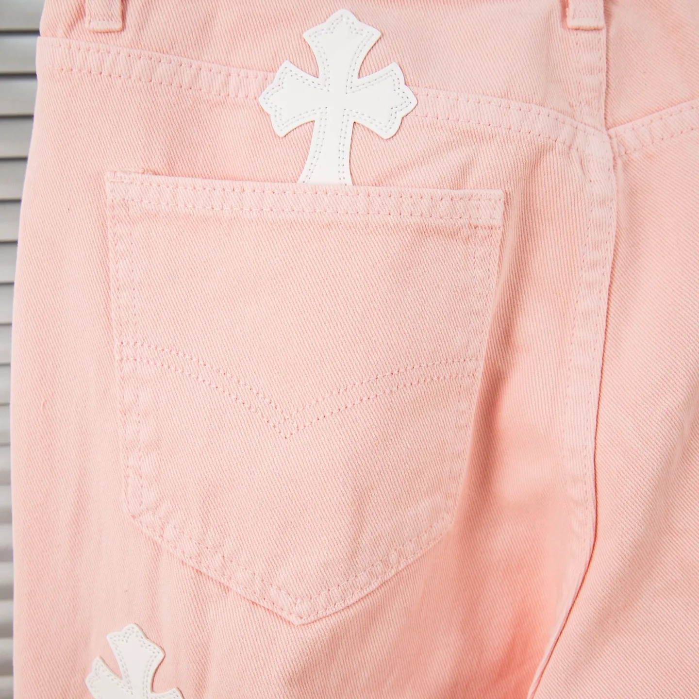 P270 Chrome hearts | CH Chrome hearts Limited edition cherry blossom pink leather jeans for girls. Charming dopamine personality jeans. Indispensable for fashionistas. The same model for celebrities. A model touted by many bloggers. This new pair of pants is perfect in terms of shape and upper body. It is no exaggeration to say that making a pair of jeans is equivalent to making 20 short-sleeved jeans. The fabric is made of high-quality imported denim. It has a unique high-end texture. I am very satisfied with it after washing and proofing several times. Style number: 1730# Color: Sakura pink Size: 28 30 32 34